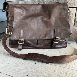 *Authentic* FRYE Oliver leather messenger bag